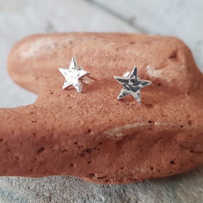 HAMMERED STAR SHAPED STUDS