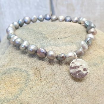 GREY FRESHWATER PEARL BRACELET WITH SILVER DISC CHARM