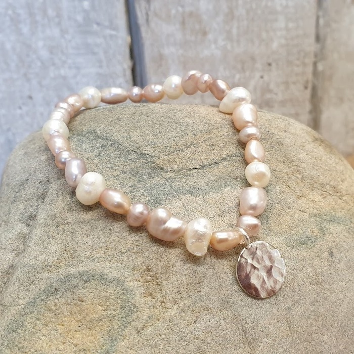 OYSTER FRESHWATER PEARL BRACELET WITH SILVER DISC CHARM