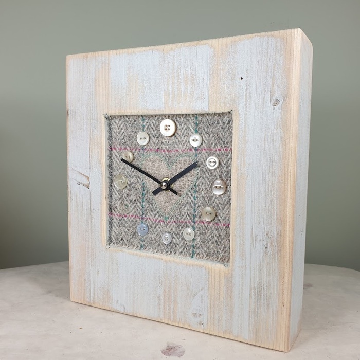 RUSTIC WOODEN CLOCK WITH HARRIS TWEED FACE DETAIL NATCHECKH