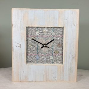 RUSTIC WOODEN CLOCK WITH HARRIS TWEED FACE NATCHECKH