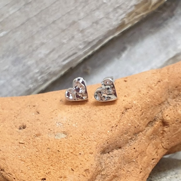 SILVER STUDS HAMMERED HEART
