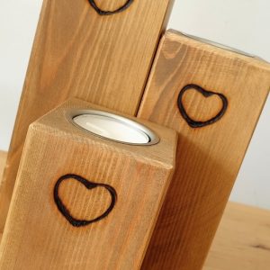 SET OF THREE WOODEN PILLAR TEA LIGHT HOLDERS DETAIL