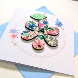 CARD WITH WOODEN FLOWER DECORATION DETAIL