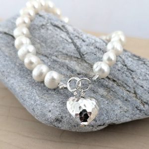 CREAM FRESHWATER PEARL BRACELET DETAIL