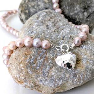 OYSTER FRESHWATER PEARL NECKLACE DETAIL